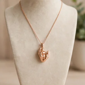 DJ68 DIJE DE MANOS CON PIECITO DE BEBE 18K