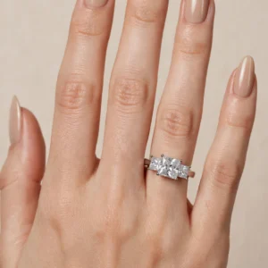 R226 ANILLO CON TRES PIEDRAS