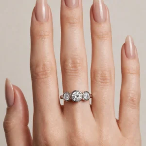 R230 ANILLO CON TRES PIEDRAS BLANCAS