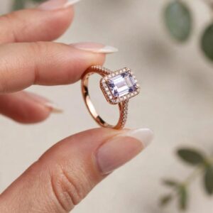 R222 ANILLO DE PIEDRA RECTANGULAR Y CRISTALES BLANCOS