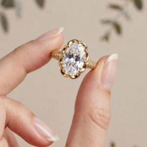 R235 ANILLO DE PIEDRA BLANCA OVALADA