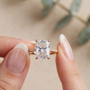 R384 ANILLO DE COMPROMISO MOISSANITA 18K