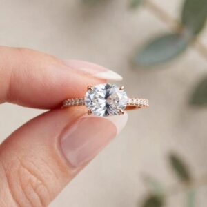 R244 ANILLO CON CRISTALES Y PIEDRA OVALADA