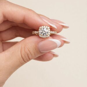 R302 ANILLO CRISTAL CUADRADO CON BRILLOS AL REDEDOR Y EN ARGOLLA