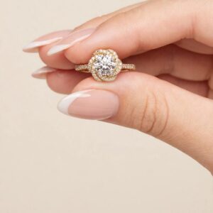 R303 ANILLO TIPO NUDO CON CRISTAL
