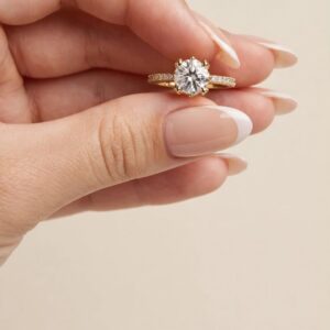 R304 ANILLO CON DIAMANTE Y ARGOLLA TIPO CORONA