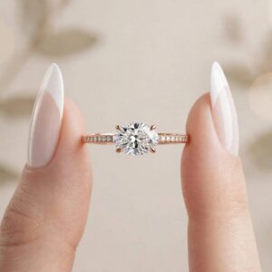 R264 ANILLO CON BRILLANTE OVALADO Y CRISTALES