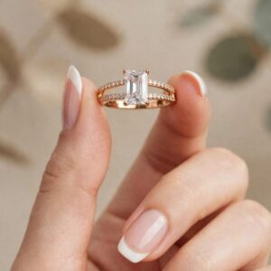 R281 ANILLO DE PIEDRA RECTANGULAR CON DOS TIRAS DE BRILLOS