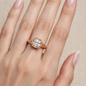 R372 ANILLO PIEDRA CUADRADA D CRISTAL BLANCO 18K