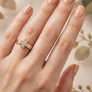 R328 ANILLO DE CRUZ CON BRILLOS