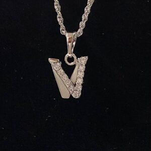 DJ221 DIJE PLATEADO DE LETRA "V"