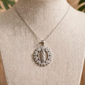 DJ197 DIJE DE VIRGEN DE GUADALUPE CON CORAZONES AL REDEDOR