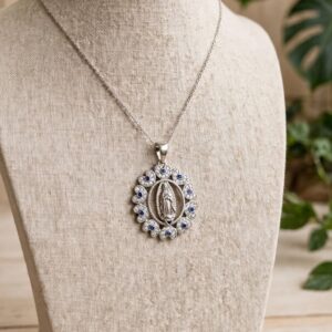 DJ198 DIJE DE VIRGEN DE GUADALUPE CON CORAZONES AL REDEDOR Y BRILLO AZUL