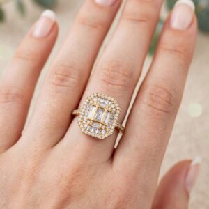 R421 ANILLO CUADRADO CON CIRSTALES Y BRILLOS 18K