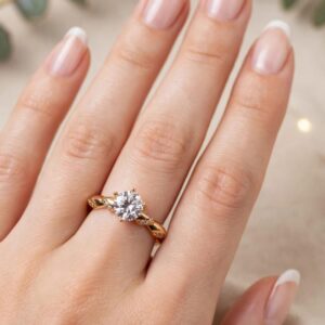 R381 ANILLO SOLITARIO CON APLICACIONES D BORDE CON BRILLOS 18K