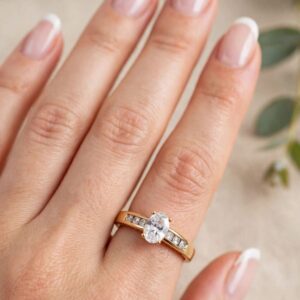 R414 ANILLOS CON DIAMANTE Y EN CADA LADO 3 CRISTALES 18K