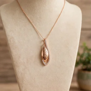 DJ247 DIJE EN FORMA DE HOJA CON BRILLANTES 18K