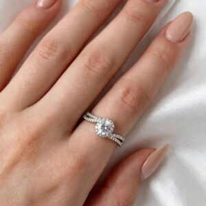 R432 ANILLO PLATEADO CON CRISTAL OBALADOS Y DOS TIRAS DE BRILLOS