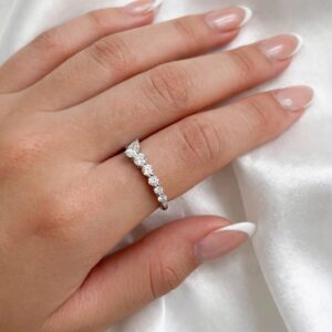 R433 ANILLO PLATEADO CON PIEDRITA DE GOTA Y 5 PIEDRITAS REDONDAS