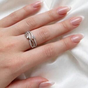 R436 ANILLO PLATEADO CON VARIAS TIRAS Y DISEÑOS DIFERENTES