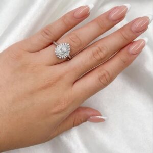R435 ANILLO PLATEADO CON PIEDRA DE TIPO GOTA