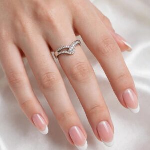 R437 ANILLO PLATEADO DE BRILLOS ENTRELAZADOS