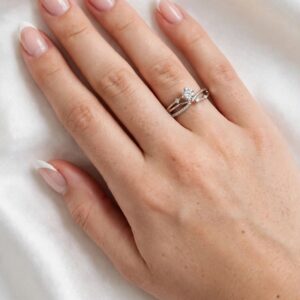 R443 ANILLO PLATEADO CON DISEÑO DE TIRAS Y CRISTAL REDONDO