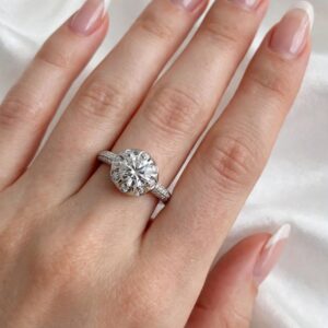 R452 ANILLO PLATEADO CON DISEÑO Y CRISTAL REDONDO GRANDE