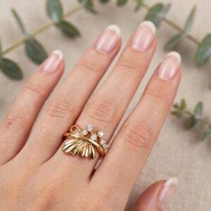 R460 ANILLO SIMILANDO UN DISEÑO DE MARIPOSA CON CRISTALES 18K