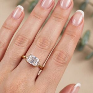 R463 ANILLO TIPO TORCIDO Y PIEDRA RECTANGULAR 18K