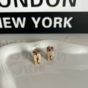 A18128 ARETE RECTANGULAR CON ABERTURA 18K