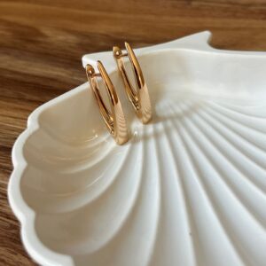 A18106 ARETE LISO CHICO TIPO PICO 18K