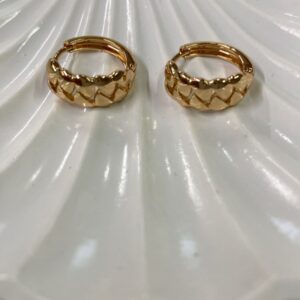 A18140 ARRACADA CHICA CON DISEÑO ENTRELAZADO ABIERTO 18K