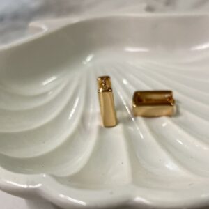 A18056 ARETE MINI CUADRADO 18K