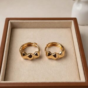 A18075 ARRACADA CHICA DE 3 ROMBOS 18K