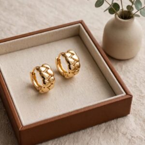 A18140 ARRACADA CHICA CON DISEÑO ENTRELAZADO ABIERTO 18K