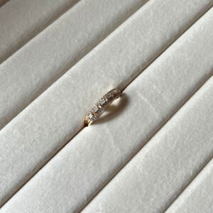 R1805 ANILLO CON CRISTALES CUADRADOS