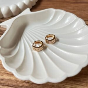 A18300 ARRACADA CHICA CON PIEDRA 18K