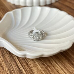 R0002 ANILLO DE RODIO CON CENTRO CUADRADO DE PIEDRAS