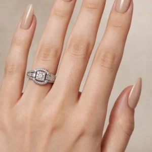 R0002 ANILLO DE RODIO CON CENTRO CUADRADO DE PIEDRAS