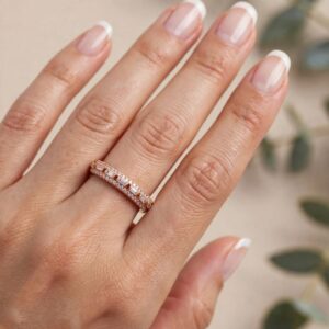 R1805 ANILLO CON CRISTALES CUADRADOS