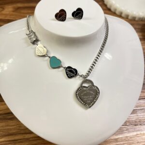 JAP009 JUEGO DE COLLAR CORAZON MEDIANO CON CUADRO DE CRISTALES Y ARETES TIFANNY