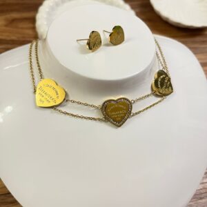 JAD017 JUEGO DE COLLAR DELGADO 3 CORAZONES GRABADOS CON CRISTALES Y ARETES TIFANNY