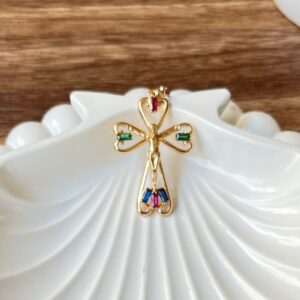 D18004 CRUZ DE CORAZON CON PIEDRA DE COLORES