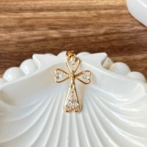 D18003 CRUZ DE CORAZON CON PIEDRA BLANCA