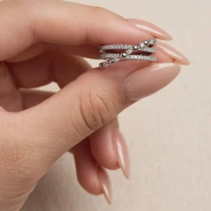 R0009 ANILLO DE PIEDRA TRIANGULAR CON PIEDRAS RODIO