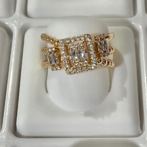 18026 ANILLO CON CUADRO Y PIEDRAS BLANCAS 18K