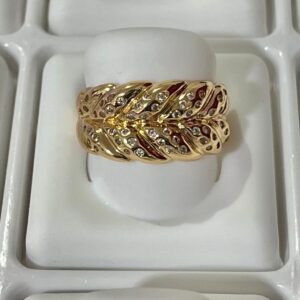 18027 ANILLO ANCHO GRABADO HOJAS CON PIEDRAS BLANCAS 18K