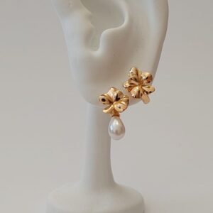 A18419 ARETES CHICOS CON 1 PERLA 18K