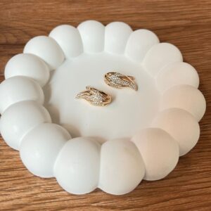 A18494 ARETE DE HOJA CON BRILLOS 18K